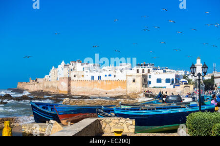 Angelboote/Fischerboote vor der Sqala De La Kasbah, Malecon von der alten Stadt von Essaouira, Medina, UNESCO-Weltkulturerbe Stockfoto