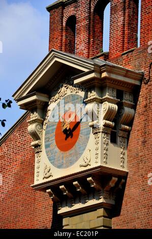 PHILADELPHIA, PENNSYLVANIA: Eine riesige hölzerne Uhr steht auf der Nordfassade von 1732-53 Independence Hall Stockfoto