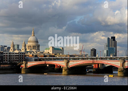 St. Pauls Cathedral, Blackfriars Brücke über die Themse, City of London, London, England, Vereinigtes Königreich Stockfoto