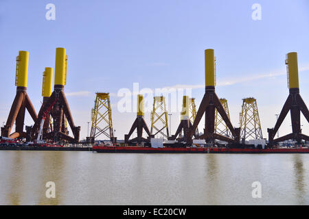 Komponenten für Offshore-Windkraftanlagen, Container-Terminal Bremerhaven, Bremerhaven, Bremen, Deutschland Stockfoto