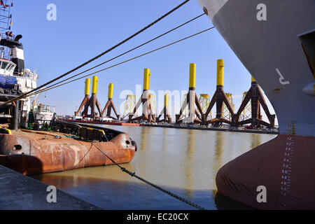 Komponenten für Offshore-Windkraftanlagen, Container-Terminal Bremerhaven, Bremerhaven, Bremen, Deutschland Stockfoto