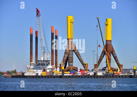 Komponenten für Offshore-Windkraftanlagen, Container-Terminal Bremerhaven, Bremerhaven, Bremen, Deutschland Stockfoto