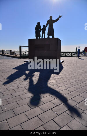 Auswanderer-Denkmal, Skulptur einer ausgewanderten Familie Frank Varga, Bremerhaven, Bremen, Deutschland Stockfoto