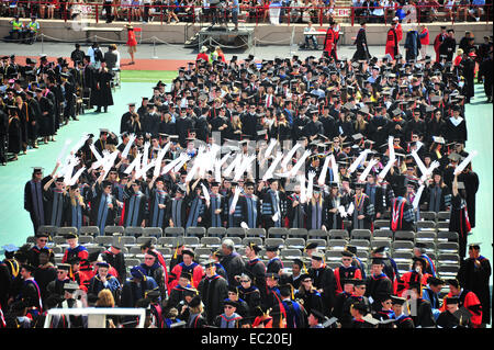 Graduierung Zeremonie Cornell Universität Beginn, Stadion Schoellkopf Baseballfeld, Ithaca, New York, Vereinigte Staaten Stockfoto