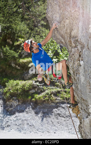 Sportkletterer, die das Tragen eines Helmes Klettern eine Felswand, Ehnbachklamm Schlucht, Zirl, Tirol, Österreich Stockfoto