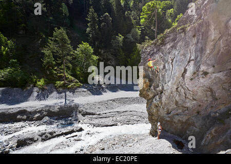 Sportkletterer Klettern eine Felswand, Ehnbachklamm Schlucht, Zirl, Tirol, Österreich Stockfoto