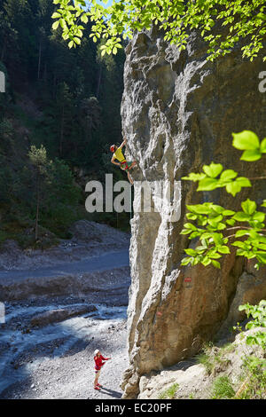 Sportkletterer Klettern eine Felswand, Ehnbachklamm Schlucht, Zirl, Tirol, Österreich Stockfoto