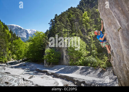 Sportkletterer, die das Tragen eines Helmes Klettern eine Felswand, Ehnbachklamm Schlucht, Zirl, Tirol, Österreich Stockfoto