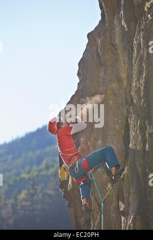 Sportkletterer, die das Tragen eines Helmes Klettern eine Felswand, Ehnbachklamm Schlucht, Zirl, Tirol, Österreich Stockfoto