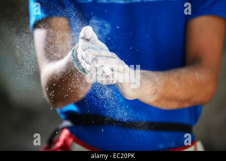 Kletterer Beschichtung seine Hände mit Magnesium, Ehnbachklamm Schlucht, Zirl, Tirol, Österreich Stockfoto