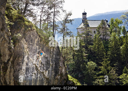 Sportkletterer Klettern eine Felswand, Ehnbachklamm Schlucht, Zirl, Tirol, Österreich Stockfoto