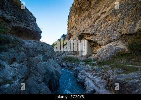 Tschetschenische Wachtürme unter überhängenden Felsen am Fluss Argun, in der Nähe von Itum Kale, Tschetschenien, Kaukasus, Russland Stockfoto