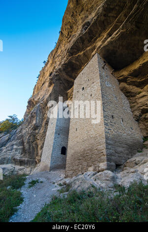 Tschetschenische Wachtürme unter überhängenden Felsen am Fluss Argun, in der Nähe von Itum Kale, Tschetschenien, Kaukasus, Russland Stockfoto