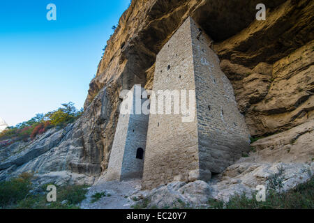 Tschetschenische Wachtürme unter überhängenden Felsen am Fluss Argun, in der Nähe von Itum Kale, Tschetschenien, Kaukasus, Russland Stockfoto