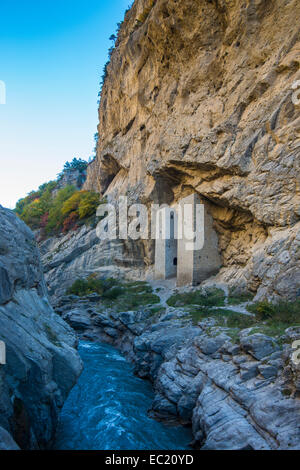 Tschetschenische Wachtürme unter überhängenden Felsen am Fluss Argun, in der Nähe von Itum Kale, Tschetschenien, Kaukasus, Russland Stockfoto