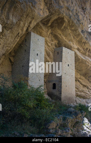 Tschetschenische Wachtürme unter überhängenden Felsen am Fluss Argun, in der Nähe von Itum Kale, Tschetschenien, Kaukasus, Russland Stockfoto