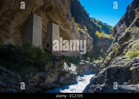 Tschetschenische Wachtürme unter überhängenden Felsen am Fluss Argun, in der Nähe von Itum Kale, Tschetschenien, Kaukasus, Russland Stockfoto