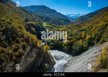 Die kaukasischen Berge im Herbst mit dem Fluss Argun, Tschetschenien, Kaukasus, Russland Stockfoto