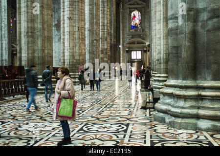 Touristen und Besucher im Mailänder Dom Stockfoto