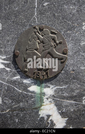 Gedenktafel an einem kretischen Kriegerdenkmal Kennzeichnung der deutschen Invasion im zweiten Weltkrieg. Stockfoto