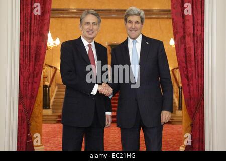 Britische Außenminister Philip Hammond grüßt US-Außenminister John Kerry auf der Londoner Konferenz über Afghanistan 4. Dezember 2014 in London. Stockfoto