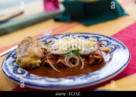 Ein traditionelles Gericht in Oaxaca von Reyna Mendoza Ru'z von El Sabor Zapoteco Cooking School in Teotitlan, Mexiko gemacht. Stockfoto