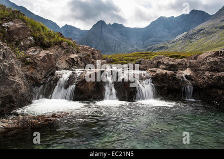 Wasserfall bei der Fee-Pools in Glen spröde mit Cuillin Hills hinter, Isle Of Skye, Schottland, Vereinigtes Königreich Stockfoto