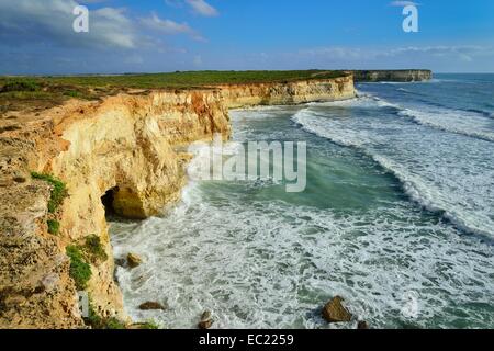 Felsen mit Höhlen, Mari Ermi, Sinis-Halbinsel, Provinz Oristano, Sardinien, Italien, Europa Stockfoto