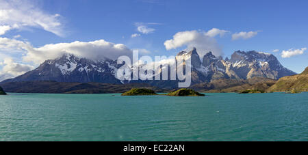 Lago Pehoe und Paine Grande Massif, Nationalpark Torres del Paine, Magallanes y la Antártica Chilena Region, Chile Stockfoto