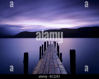 Morgendämmerung auf Brandelhow Bay, Derwent Water, Nationalpark Lake District, Cumbria, England, Vereinigtes Königreich Stockfoto