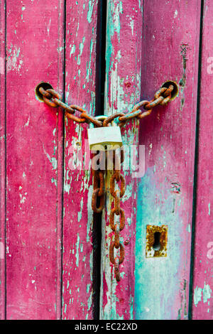 An einer Kette, Holz Tür verriegeln Stockfoto