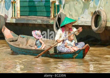 Boot-Frau am See Tonle Sap, in der Nähe von Siem Reap, Kambodscha Stockfoto