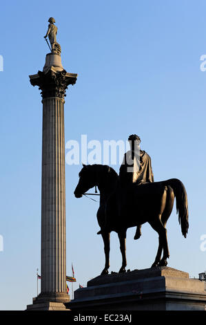 Reiterstatue von George IV und Nelson Säule, Trafalgar Square, West End, London, England, Vereinigtes Königreich Stockfoto