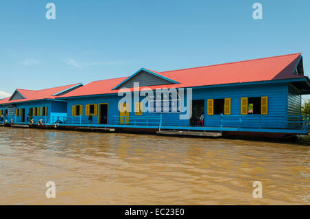 Schwimmende Schule auf See Tonle Sap, in der Nähe von Siem Reap, Kambodscha Stockfoto