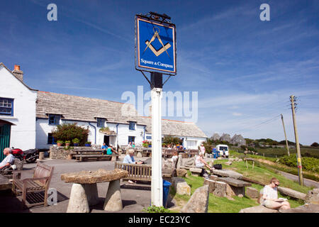 Purbeck Stein Tische und Bänke außerhalb der Square und Kompass Pub in der Dorset Dorf von Wert Matravers England UK Stockfoto