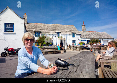 Ein Kunde genießt ein Glas Wein im The Square und Kompass Land Pub in der Dorset Dorf von Wert Matravers England UK Stockfoto