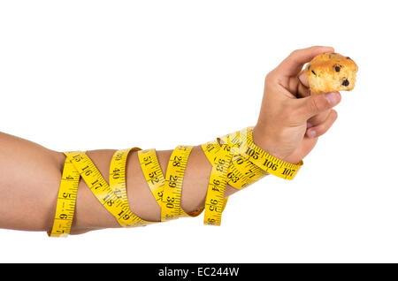 Mannes Arm gewickelt in Maßband hält muffin Stockfoto