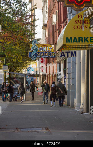 Bürgersteig-Szene auf einem Vancouver downtown Eastside Hastings street Stockfoto