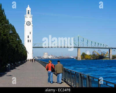 Ein paar Spaziergänge am Clock Tower-Kai in den alten Hafen von Montreal. Stockfoto