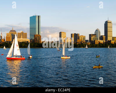 Segelboote und Kajaks auf dem Charles River. Boston, Massachusetts, USA. Stockfoto