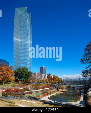 Innenstadt und Devon Tower von Myriad Botanical Gardens mit der Kristall-Brücke rechts, Oklahoma City, OK, USA Stockfoto