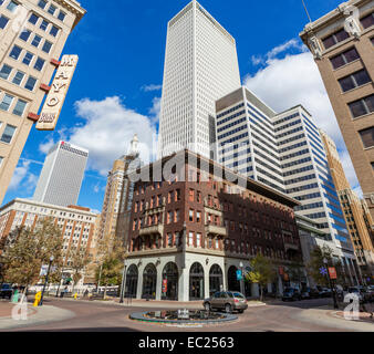 Bartlett Square in der Innenstadt mit Blick auf McFarlin Gebäude und First Place Tower, Main Street, Tulsa, Oklahoma, USA Stockfoto