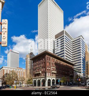 Bartlett Square in der Innenstadt mit Blick auf McFarlin Gebäude und First Place Tower, Main Street, Tulsa, Oklahoma, USA Stockfoto