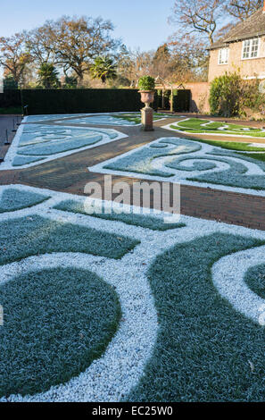 Ummauerten Garten an der RHS Gärten, Wisley, Surrey, UK mit dem Gras in Schattenbereichen weiß mit Frost an einem kalten Wintertag Stockfoto