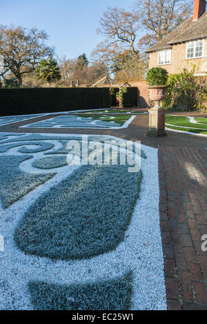 Ummauerten Garten an der RHS Gärten, Wisley, Surrey, UK mit dem Gras in Schattenbereichen weiß mit Frost an einem kalten Wintertag Stockfoto