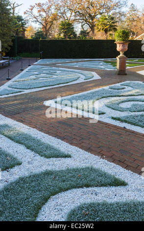 Ummauerten Garten an der RHS Gärten, Wisley, Surrey, UK mit dem Gras in Schattenbereichen weiß mit Frost an einem kalten Wintertag Stockfoto