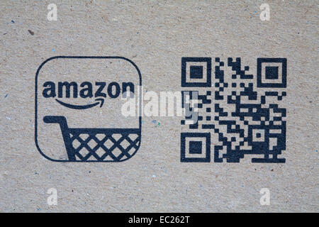 Amazon App logo und Scan mir QR-Code QR-Code quick response code auf Paket von Amazon Stockfoto