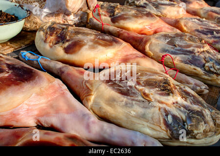 Menschen machen Wurst, Fleisch getrocknet und ausgehärtet, um lange Zeit im südlichen Teil von China zu halten. Stockfoto