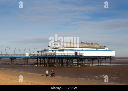 Menschen wandern Pferd am Strand mit Badesteg bei Ebbe, Cleethorpes, Lincolnshire, England, UK Stockfoto