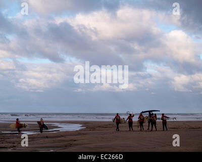 Surf Schule in Richtung Meer an eines Winters Tag, Bude, Cornwall, UK Stockfoto